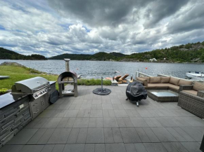 Large apartment with pier house and private beach